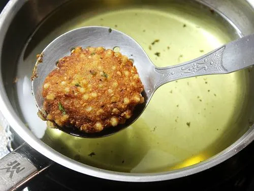 crisp fried sabudana vada