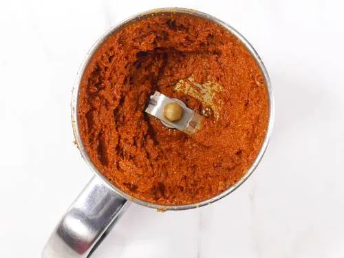 vindaloo paste in a grinder