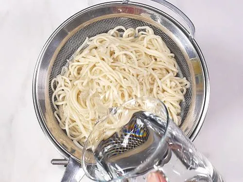 rinsing boiled hakka noodles