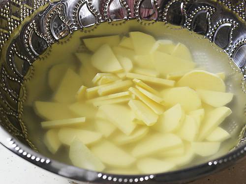 sliced  sweet potatoes in water