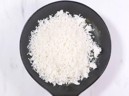 adding cooled rice and lemon juice to the pan