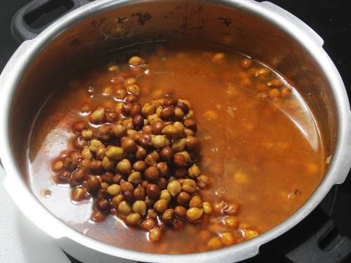 añade los garbanzos negros a la olla