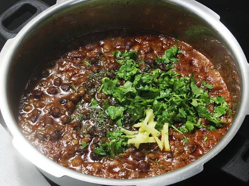 Añadir hojas de cilantro kasuri methi