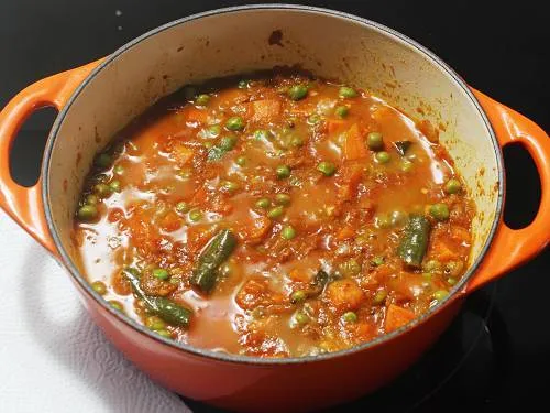 pour water to cook carrot curry