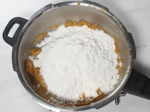add powdered sugar to the pan