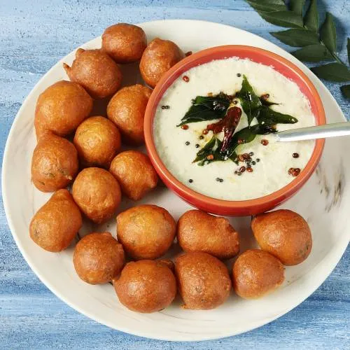 goli baje served with coconut chutney as a diwali snack