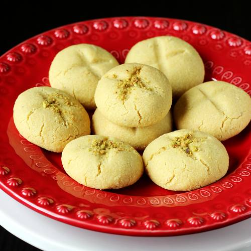 nankhatai en un plato rojo listo para servir