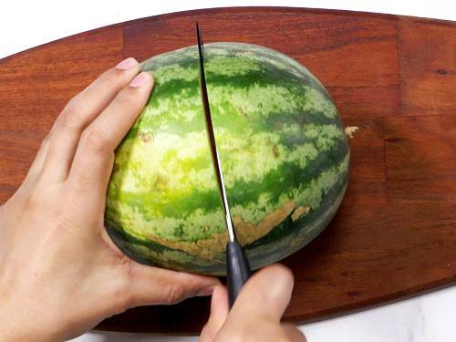 cut watermelon to 2 parts