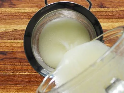 pour pear juice to a strainer