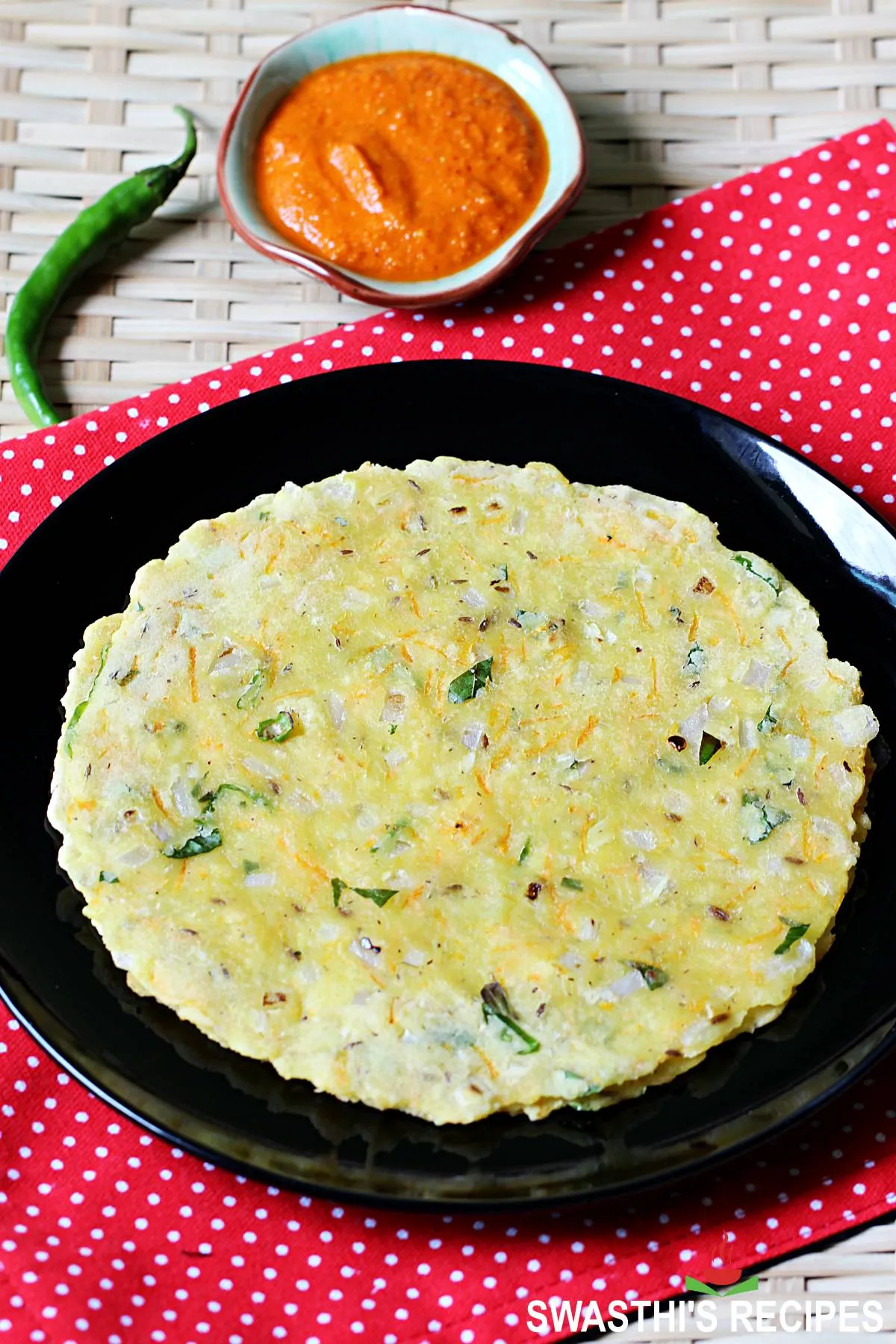 akki roti in a black plate served with chutney