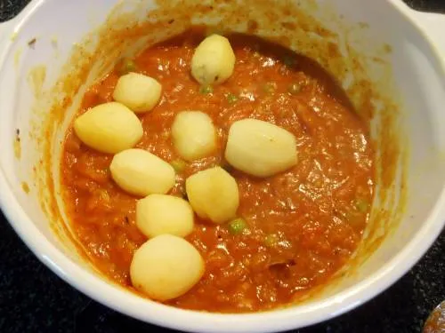 add potatoes to make dum aloo