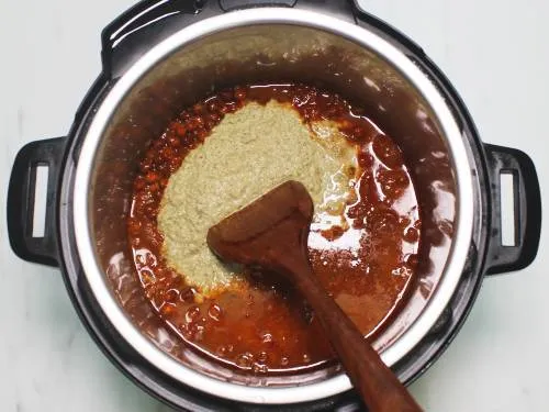 adding coconut paste to cooked kadala