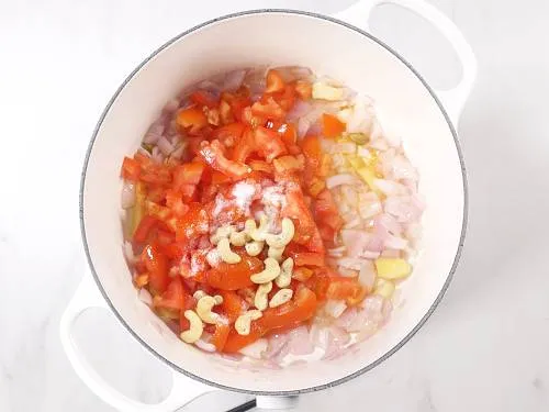 tomatoes and salt to make matar paneer gravy