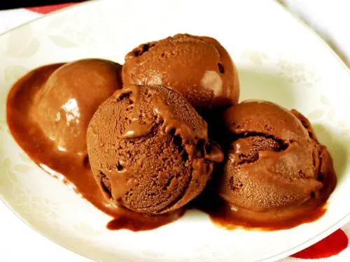 https://www.indianhealthyrecipes.com/wp-content/uploads/2022/07/chocolate-ice-cream-500x375.jpg.webp