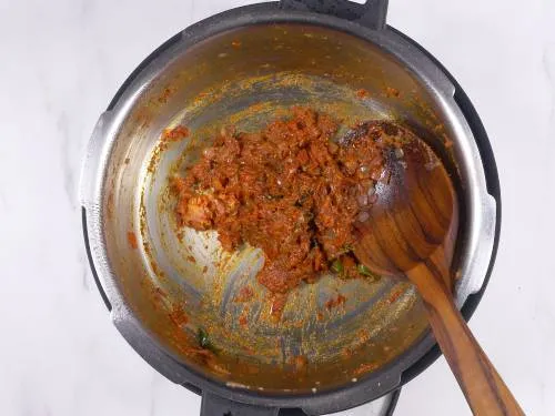 make onion tomato masala