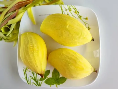 peeled mangoes for chutney