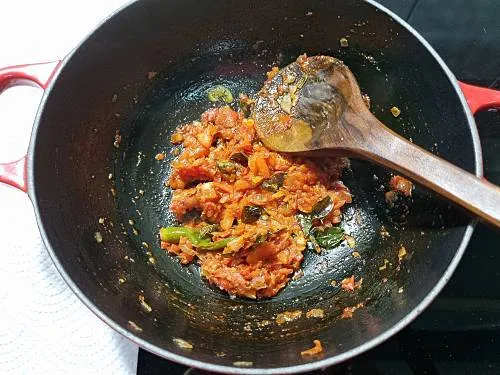 saute onion tomato masala