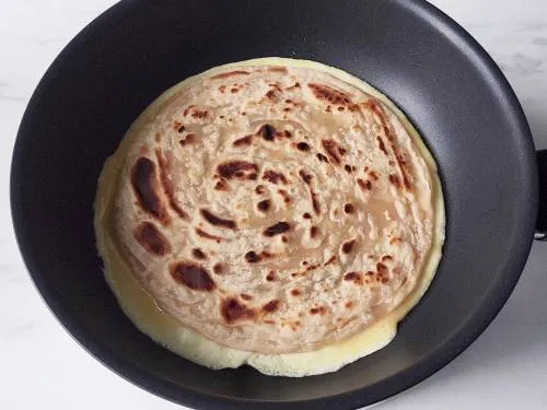 egg parotta in a pan