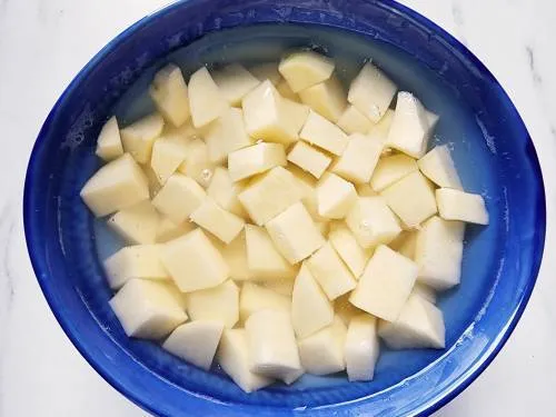 aloo soaked in water