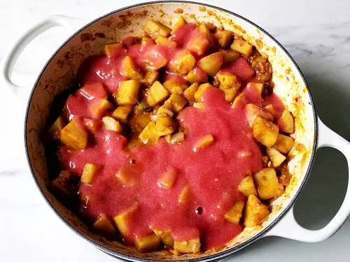 tomatoes to make saag aloo