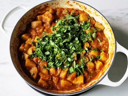 methi leaves in saag aloo