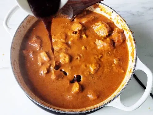 add chutney to chicken madras