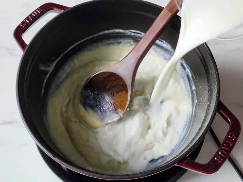 incorporate milk and roux to make white sauce pasta