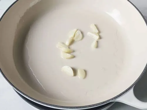 sliced garlic in oil