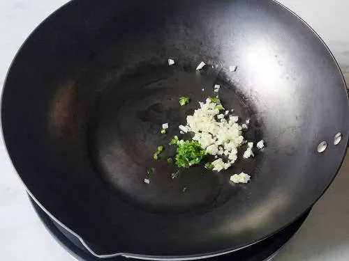 frying garlic and green chili