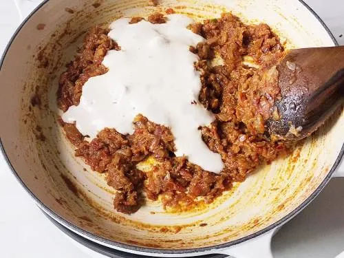 pour cashew cream to make methi chaman