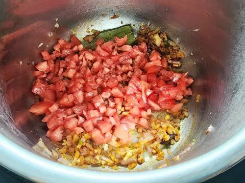 tomatoes to make urad dal