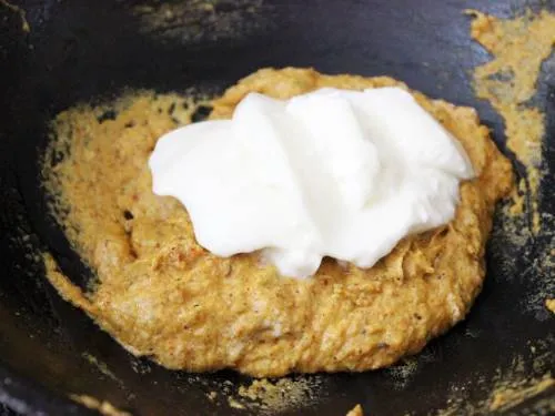 adding yogurt to the shahi paste