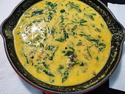 simmering spinach kootu in a pan