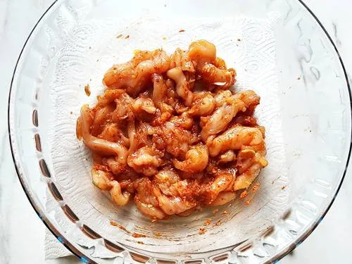 marinated chicken in a bowl to make dragon chicken